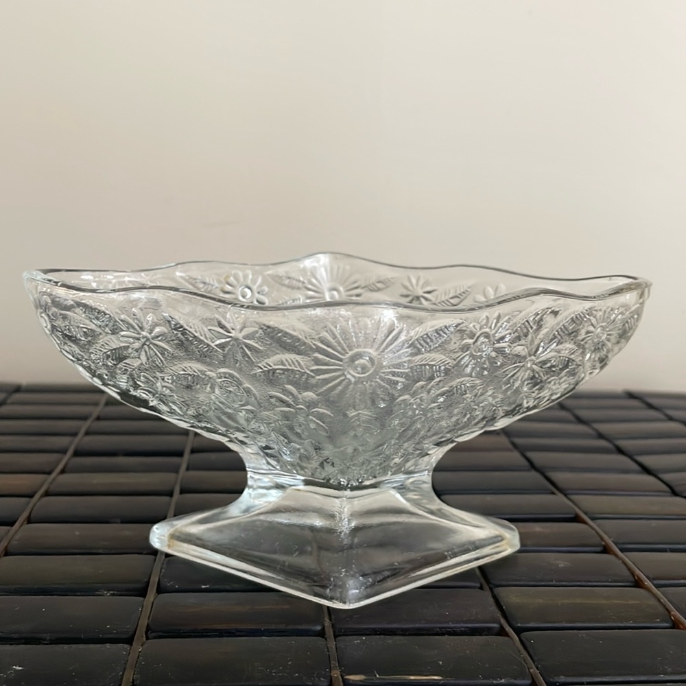 💕Vintage Indiana Glass , Pineapple & Floral Design